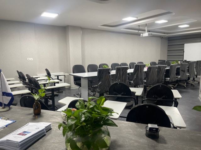 سالن برگزاری کارگاههای یک روزه شخصی مشاوره کسب و کار در شیراز خانم دکتر آصف