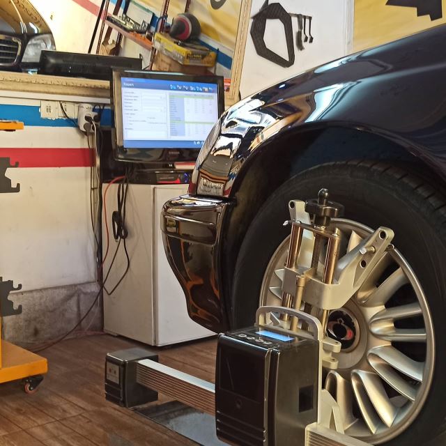 نمایی از سنسورهای پیشرفته لیزری سه بعدی تنظیم فرمان مرسدس اصفهان