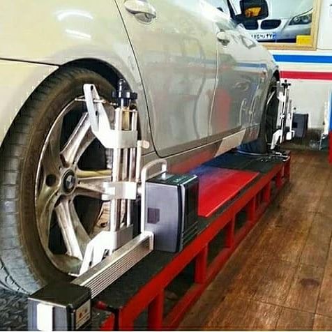 تنظیم کلیه زوایای چرخ های عقب و جلو بصورت هم زمان در تنظیم فرمان مرسدس اصفهان