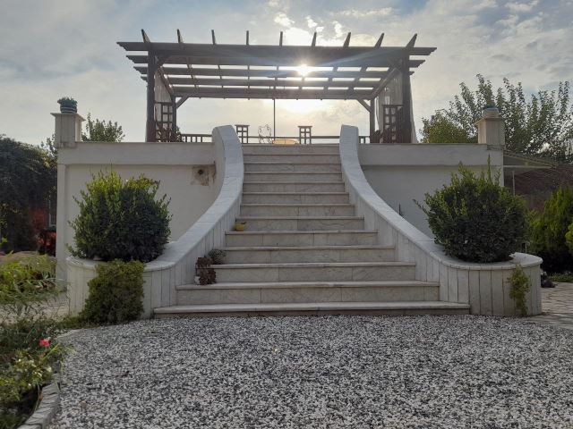 آبان جان عمارت ونوس