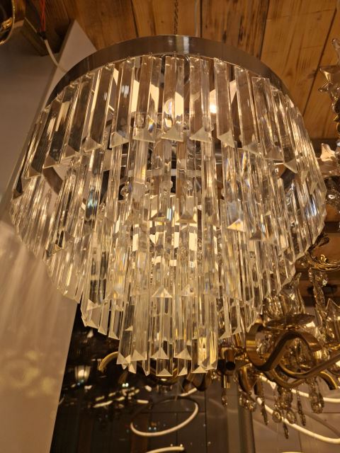 نصب لوستر در صومعه سرا