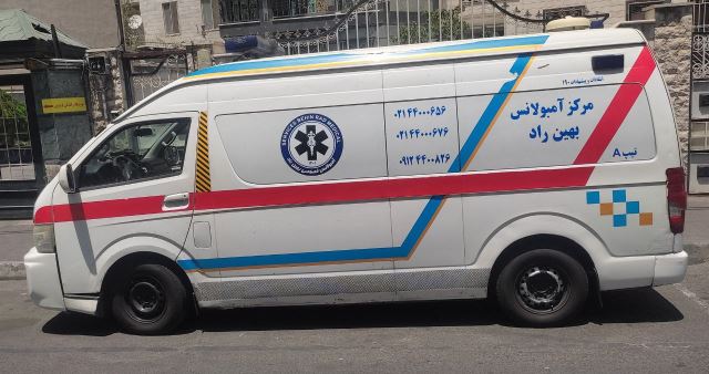 آمبولانس درب منزل در پونک