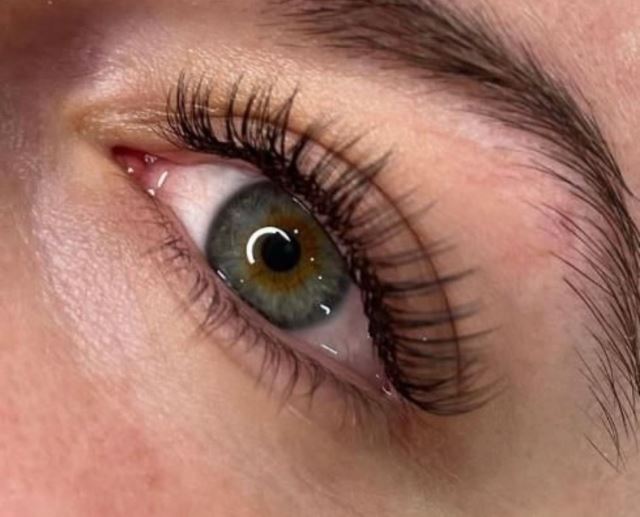 اکستنشن مژه در اقدسیه